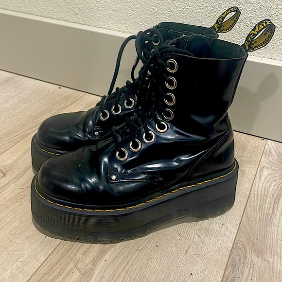 Dr. martens size 7 women’s in good condition Lite scuffing - Picture 2 of 5